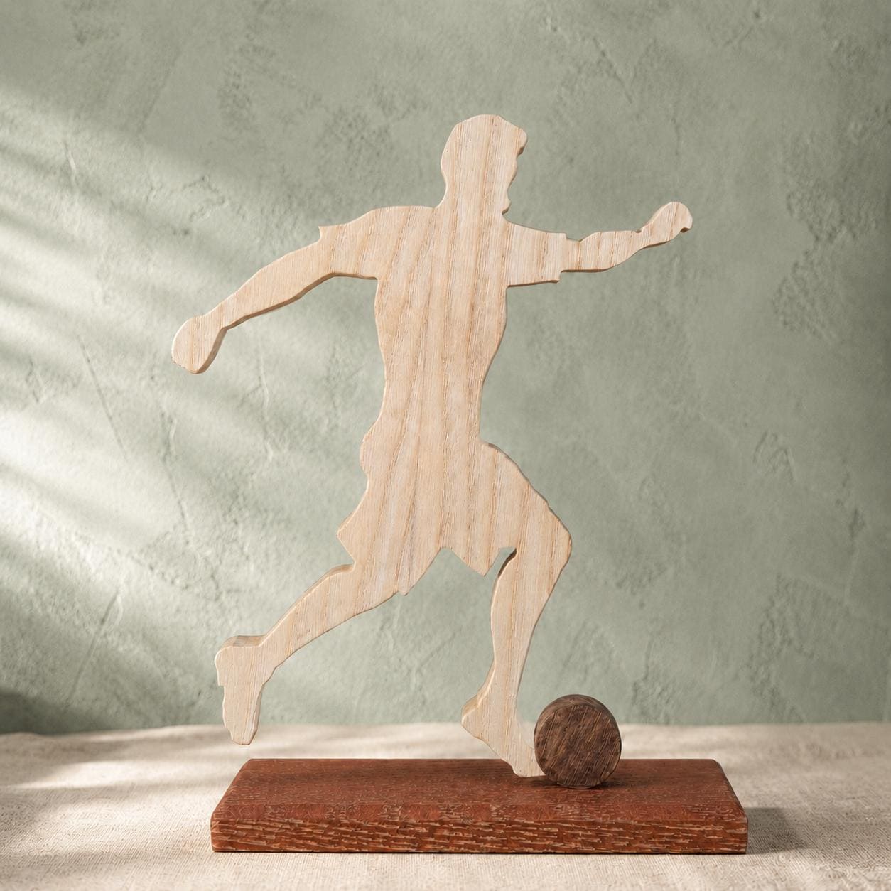 Fußballspieler-Skulptur – Handgemachte Holz-Fußballfigur auf Holzsockel