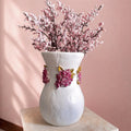Jarra de Flores Silvestres – Escultura Artesanal em Argila com Relevo Floral Rosa e Lilás