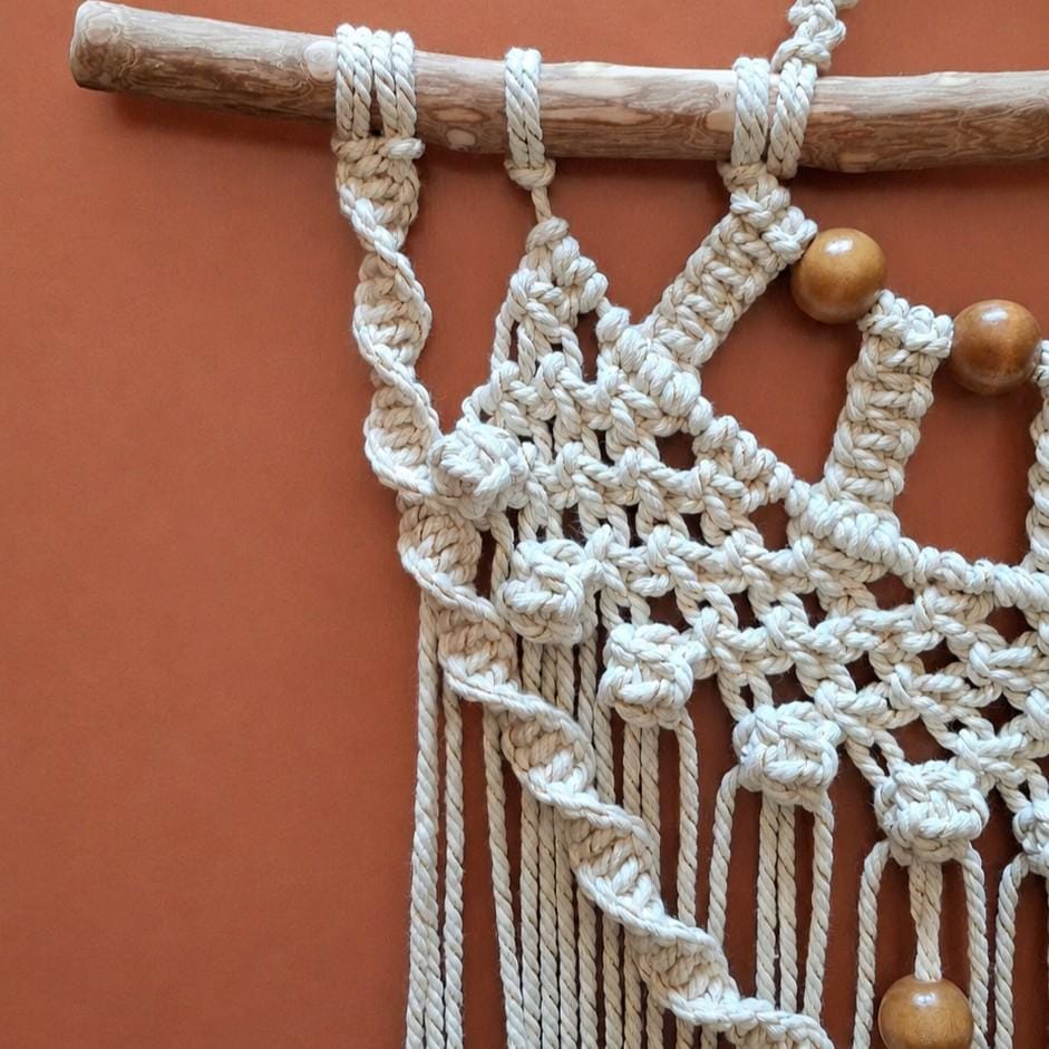 Empress – Macramé de Parede Artesanal em Algodão, Contas de Madeira e Madeira Flutuante, 62cm