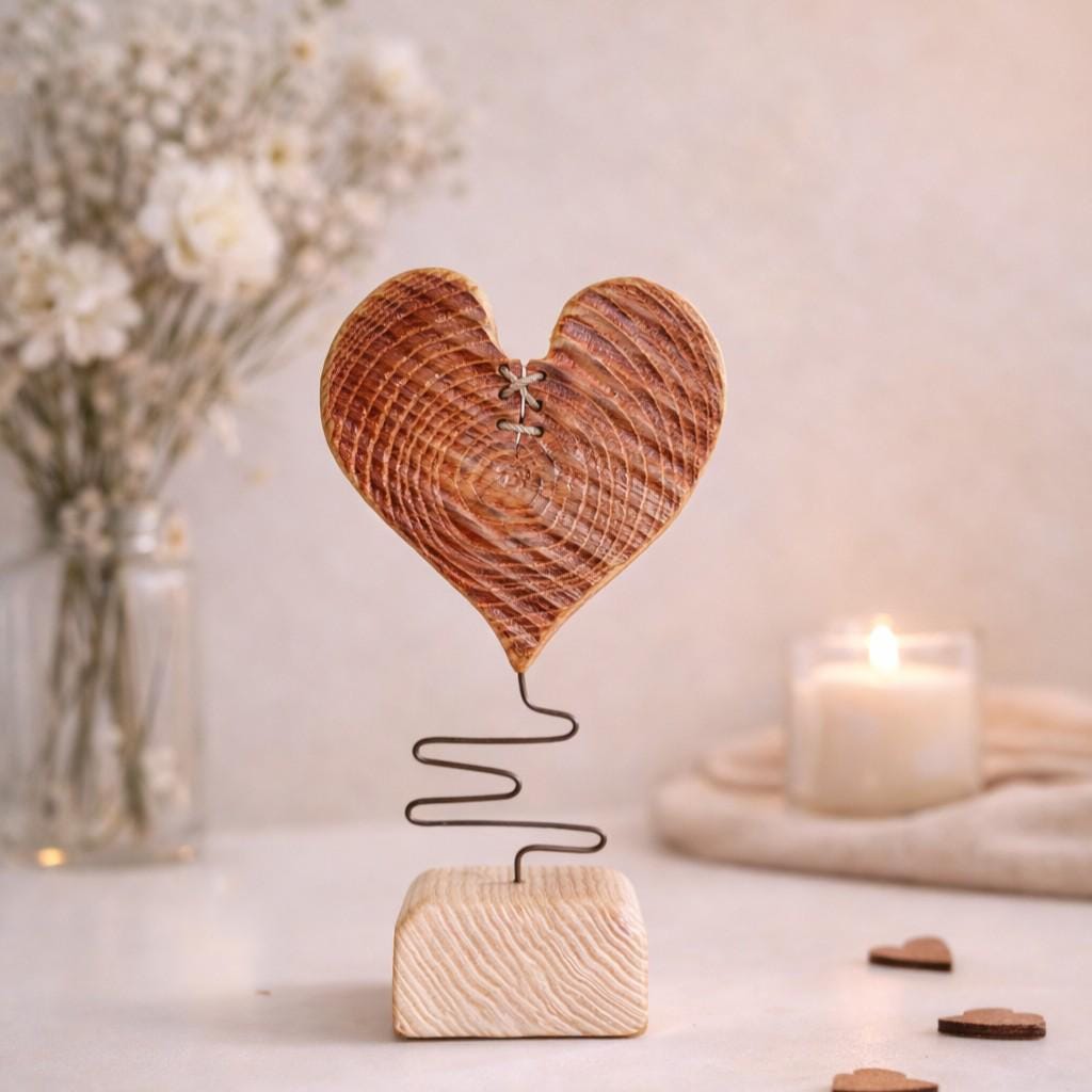 Widerstandsfähiges Herz – handgefertigte Holzherz-Skulptur mit genähter Spalte & Metalldraht