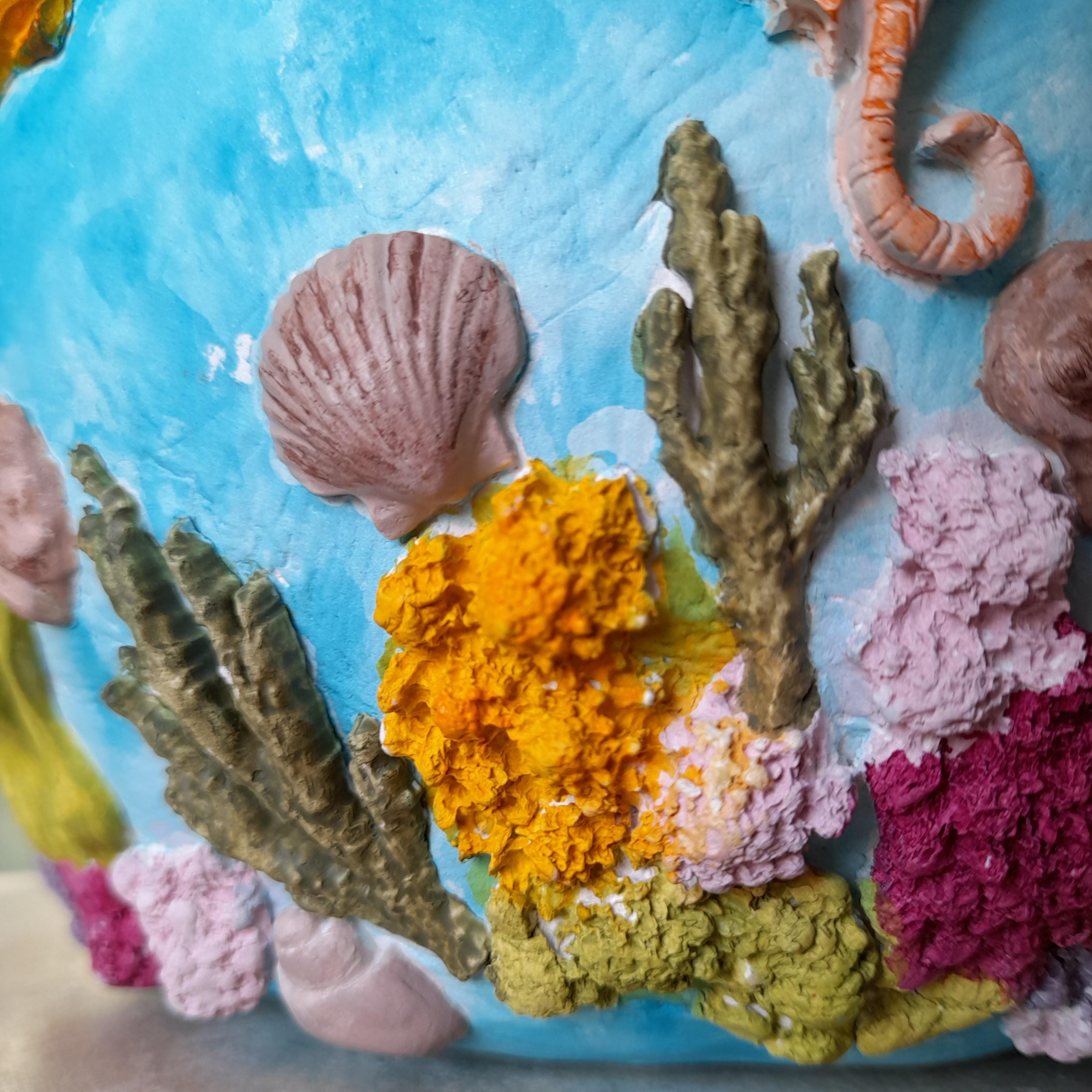 Jarra Recife Oceânico – Escultura Artesanal em Argila com Vida Marinha Esculpida