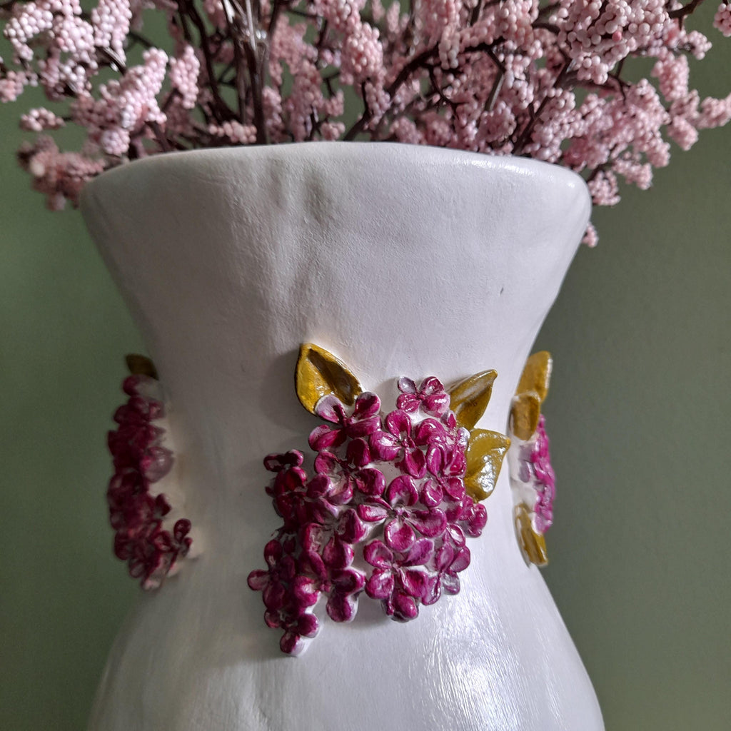 Jarra de Flores Silvestres – Escultura Artesanal em Argila com Relevo Floral Rosa e Lilás