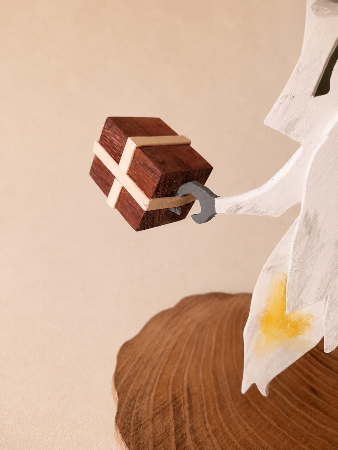 Kakadu Skulptur – handgefertigte tropische Vogelfigur aus Holz mit Paket-Detail