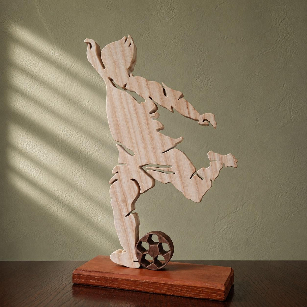Tormoment – handgemachte Holzskulptur eines Fußballspielers