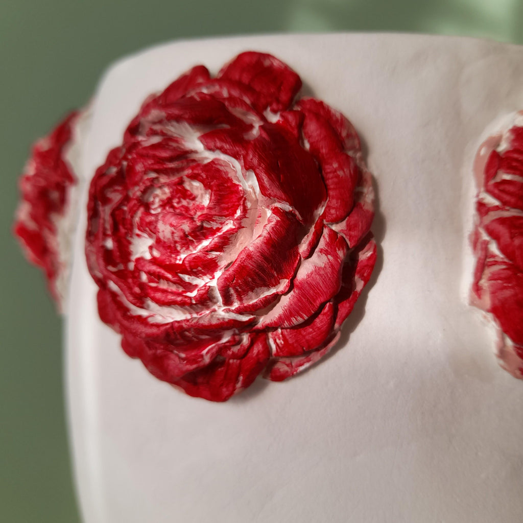 Jarra Camélia – Escultura Artesanal em Argila com Relevo Floral Vermelho