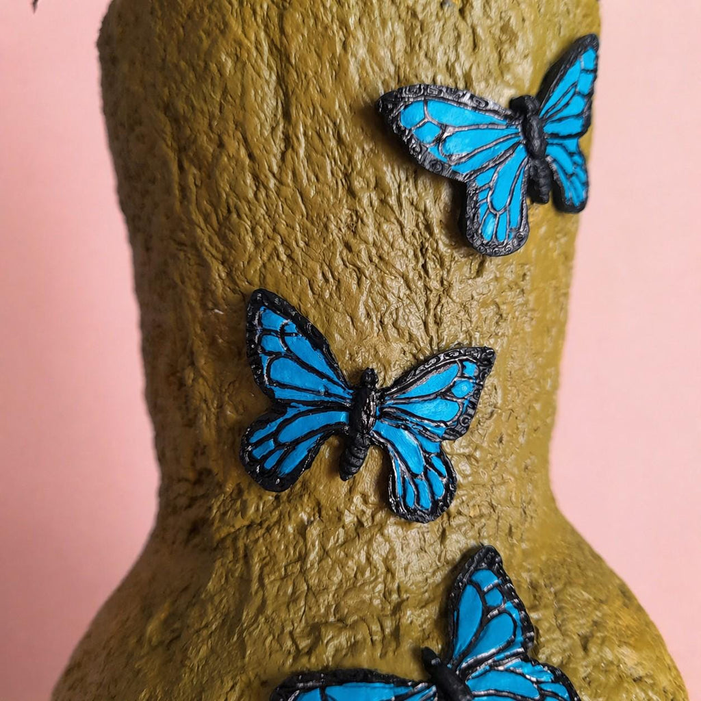 Schmetterlingsvase – Handgefertigte Skulptur aus lufthärtendem Ton mit blauem Morpho- und rosafarbenen Schmetterlingen