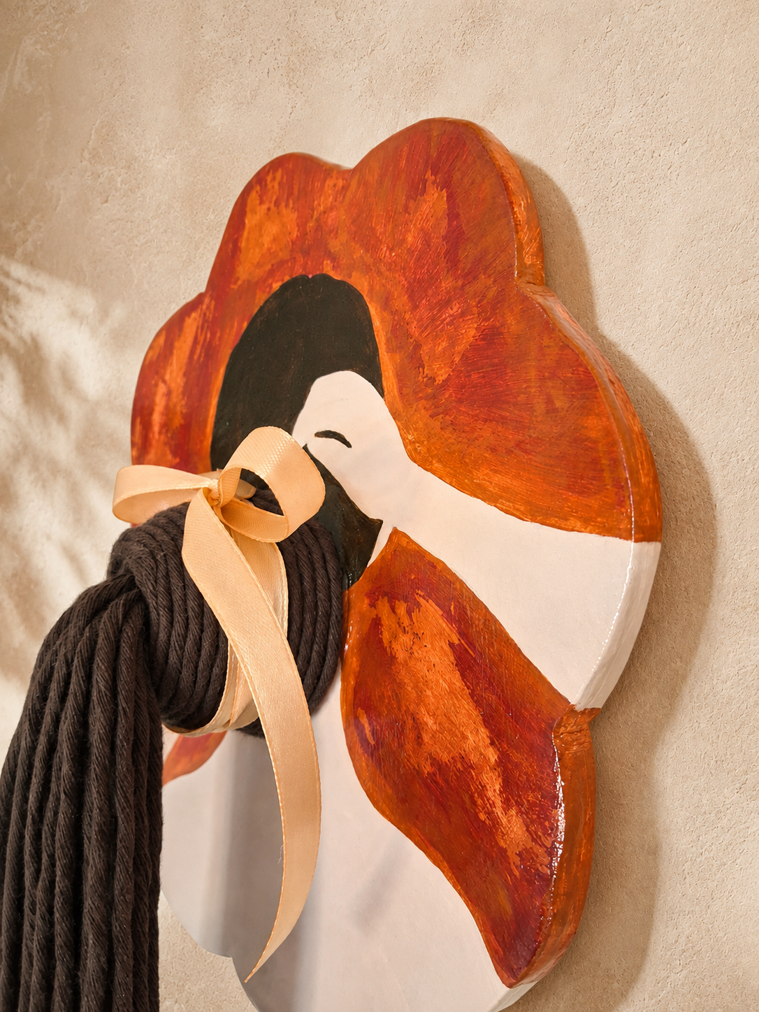 Blumenfrau-Wandbehang aus Keramik mit Baumwollhaar