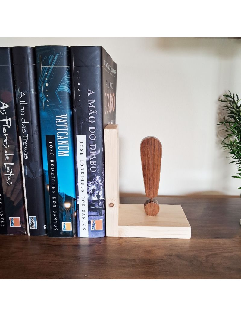 Suporte de livros “Ponto de Exclamação Literário”